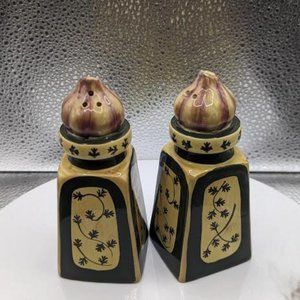 VINTAGE ENESCO CAROL ROWAN GARLIC SALT AND PEPPER SHAKERS